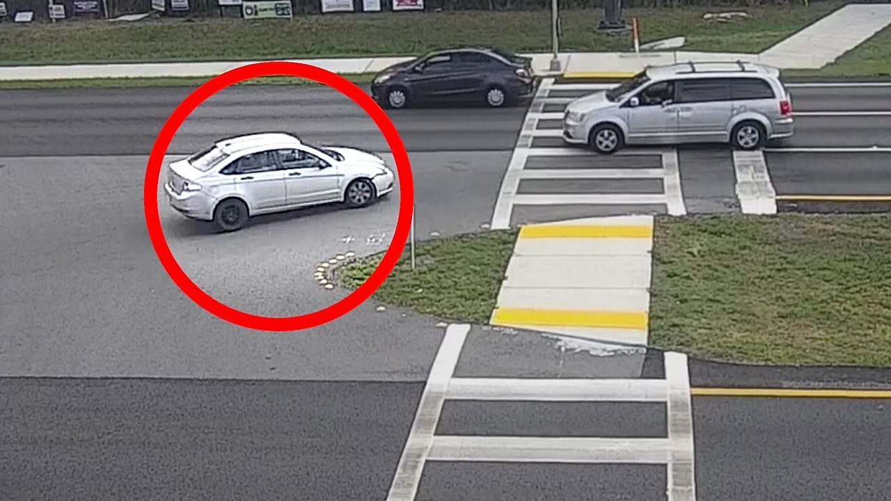 Video: Völlig absurd: Mann fährt auf Highway einfach rückwärts