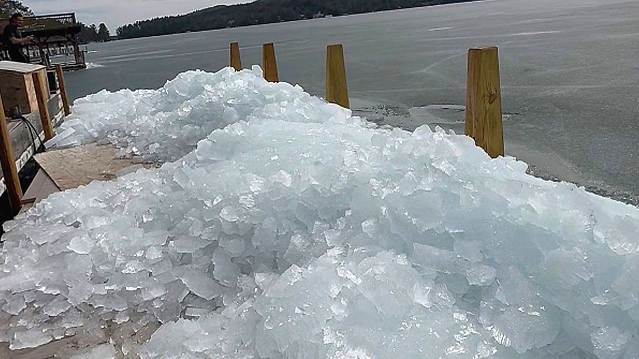 Video: Schräger Anblick: Eis „klettert“ über Rampe auf Bootssteg – das hat seinen Grund