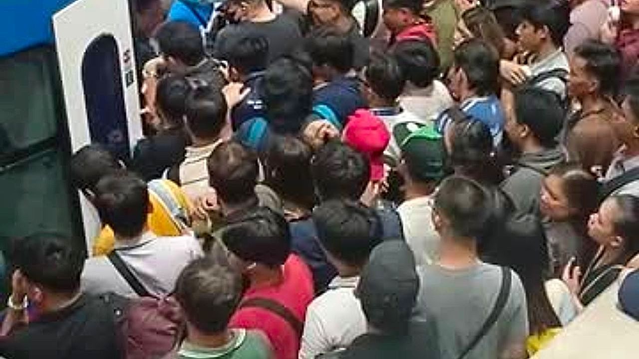 Video: Fuel crisis triggers chaotic rush on packed Manila trains