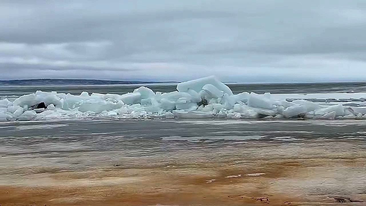 Video: Stunning “ice shoves” form a wall of ice on the shore of Lake Superior