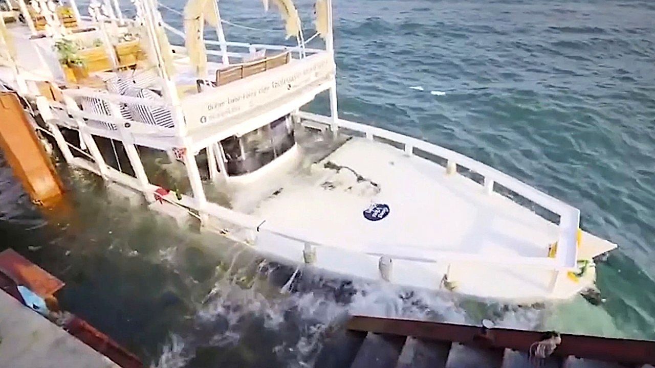 Video: Harter Aufprall beim Anlegen: Touristenfähre rammt Pier in Thailand