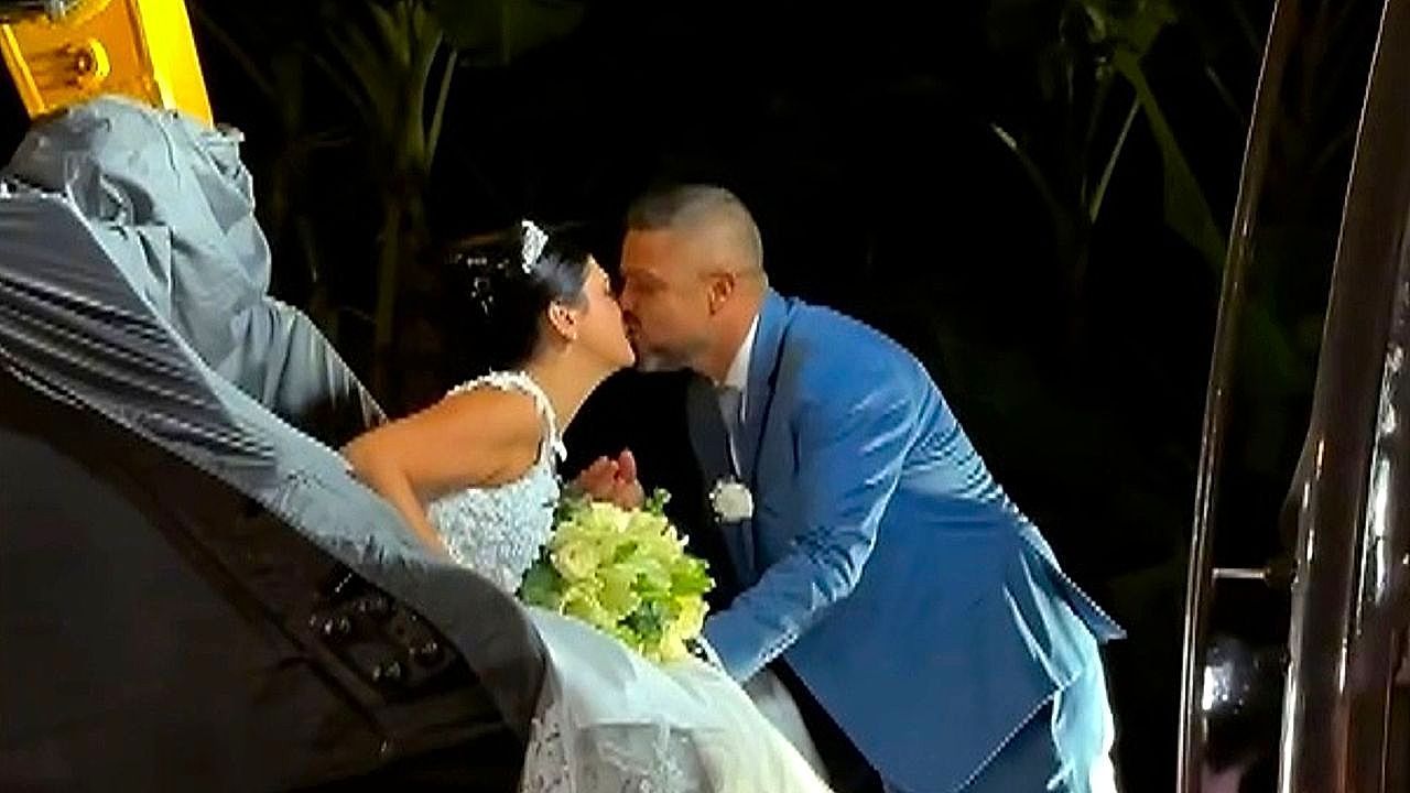 Video: Bride leaves guests stunned with unforgettable wedding arrival