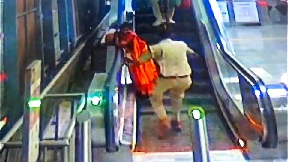 Blitzreaktion im richtigen Moment: Polizist fängt Frau mit Kind auf Rolltreppe auf