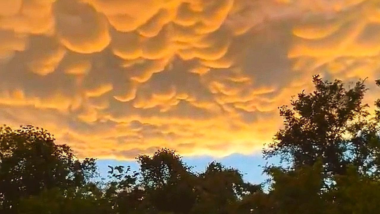 Video: Beeindruckendes Wetterphänomen: Surreale Wolken leuchten am Himmel