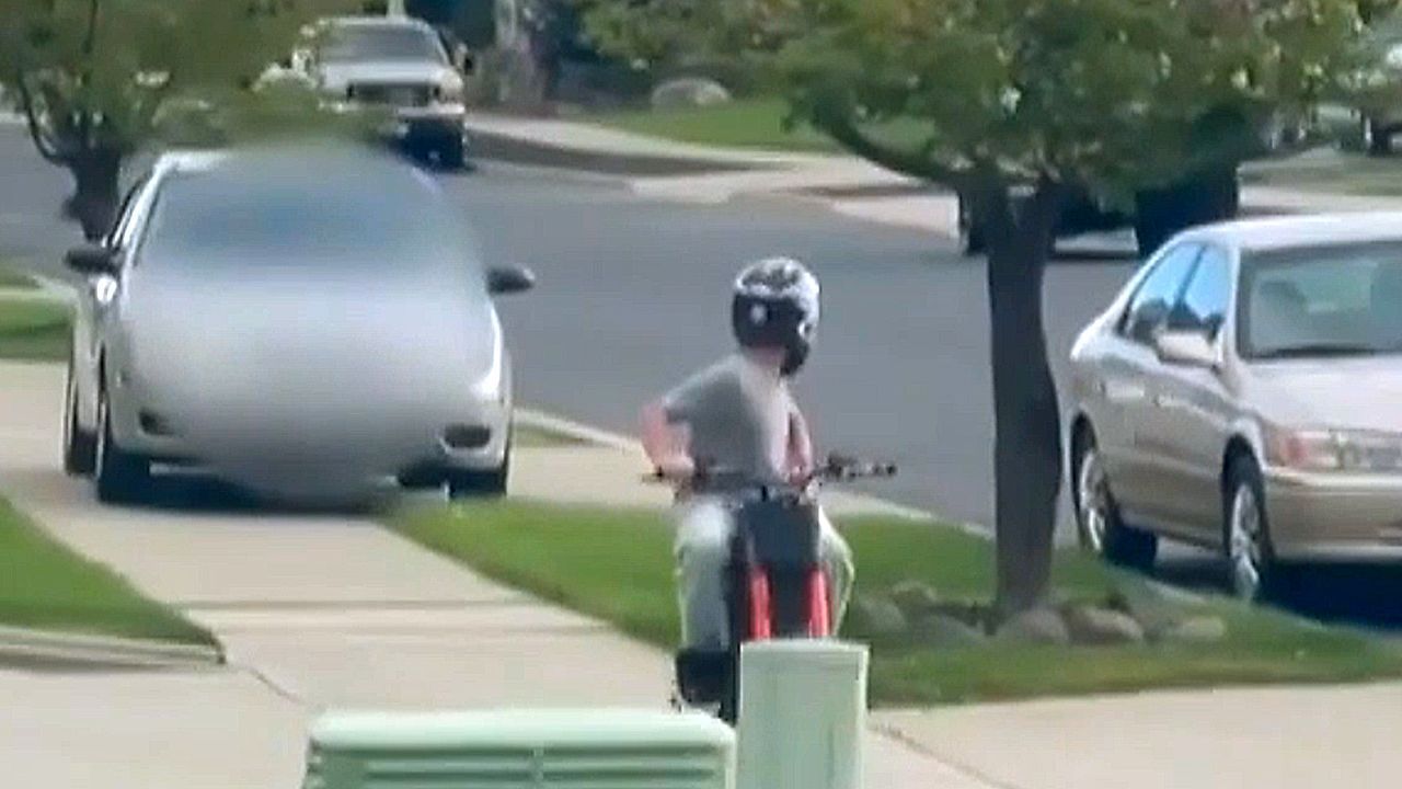 Video: Über den Gehsteig gerast: Autofahrerin verfolgt Kind auf Motorrad