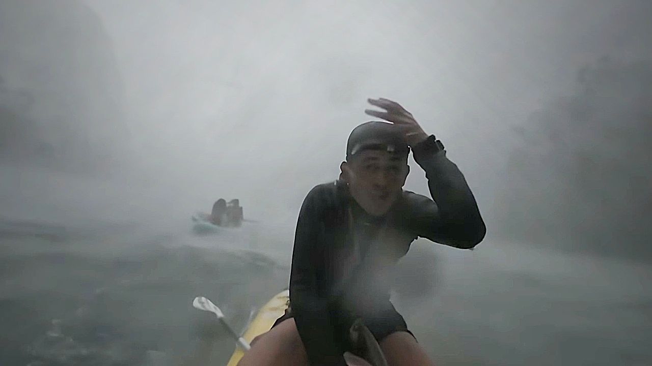 Video: Idylle plötzlich vorbei: Heftiger Sturm treibt Paddleboarder auf Fluss vor sich her