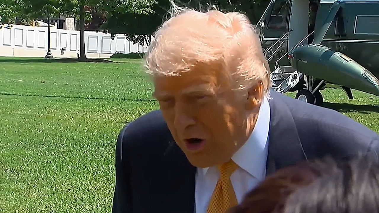 Video: „Sie Dummkopf“: Trump attackiert Reporterin nach Frage zum Ballsaal-Budget
