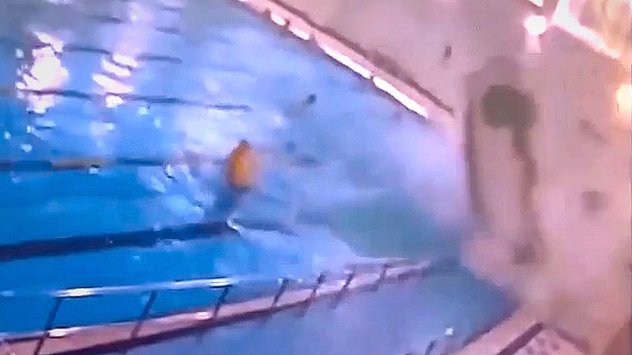 Video: Schock im Schwimmbad: Auto durchbricht Glaswand und stürzt in Hallenbecken