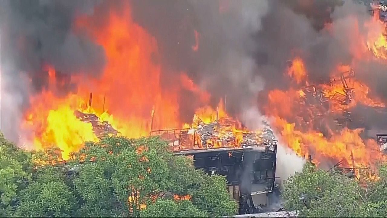 Video: Gasleck löst Explosion in Dallas aus: Drei Tote bei Feuer in Wohnkomplex