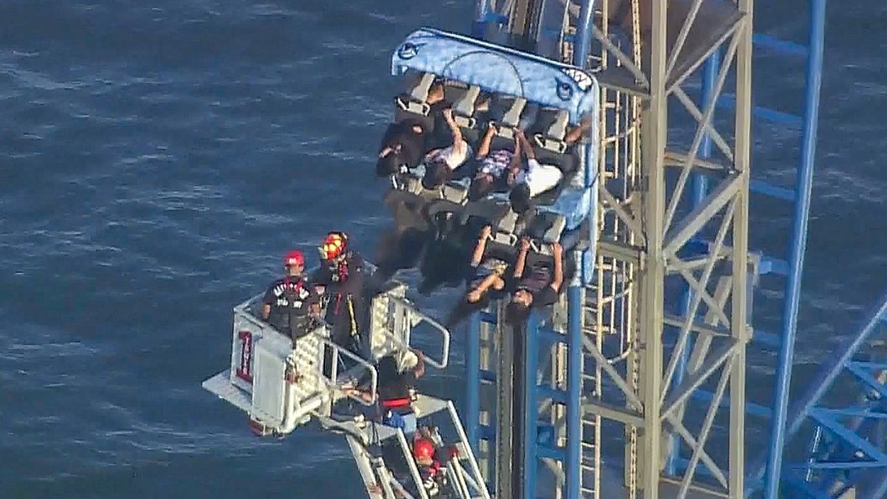 Video: Stundenlang in Achterbahn gefangen: Acht Studenten in Texas gerettet