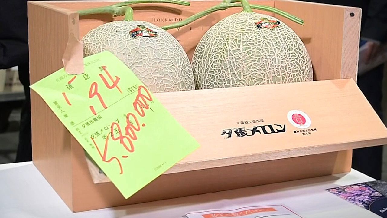 Video: Teuersten Melonen der Welt: Früchte erzielen Rekordsumme in Japan