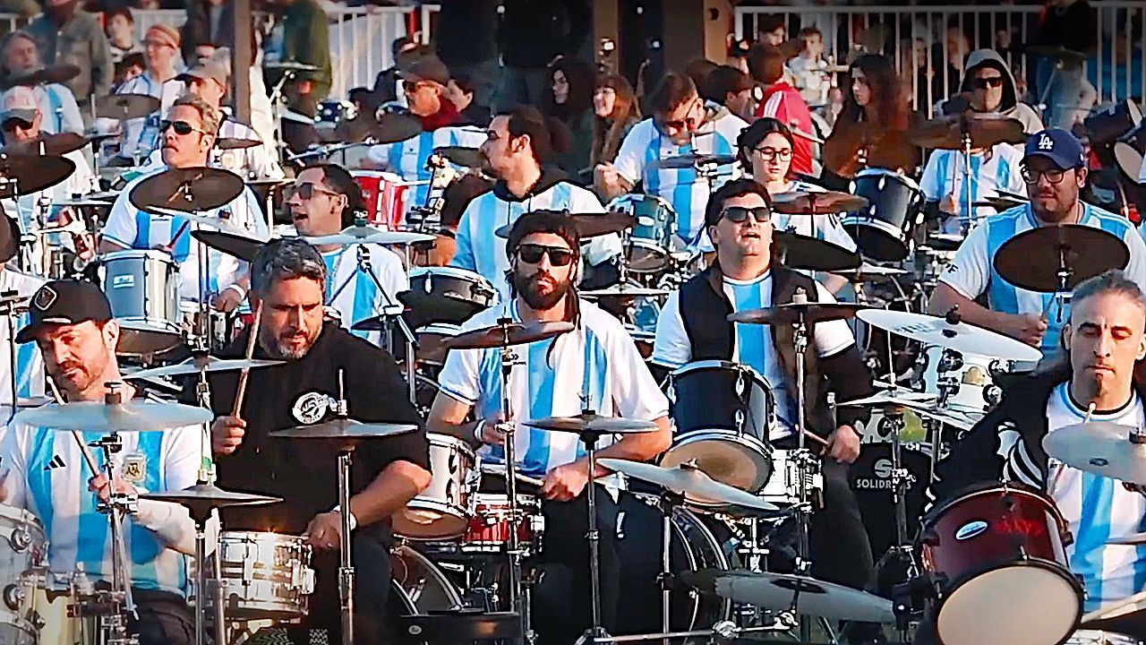Video: Trommelwirbel im Park: Über 500 Schlagzeuger feiern gemeinsam in Buenos Aires