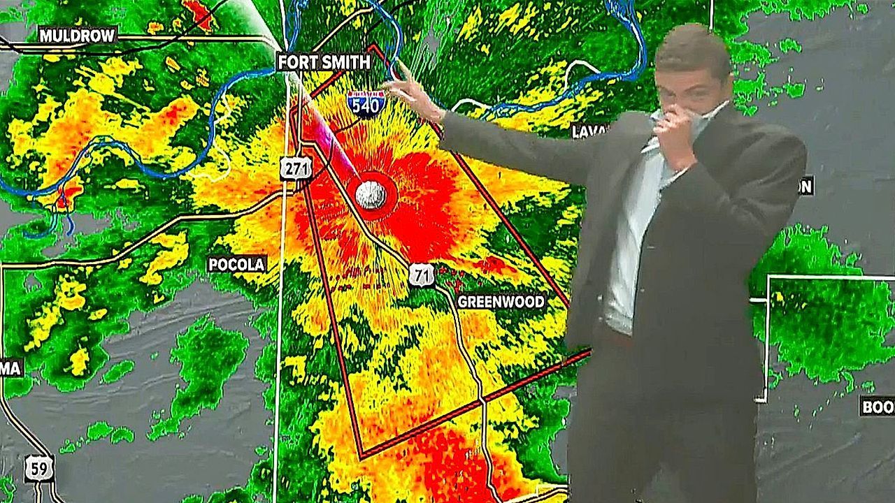 Video: Arkansas meteorologist stays on air to cover tornado warnings as fire fills studio with smoke