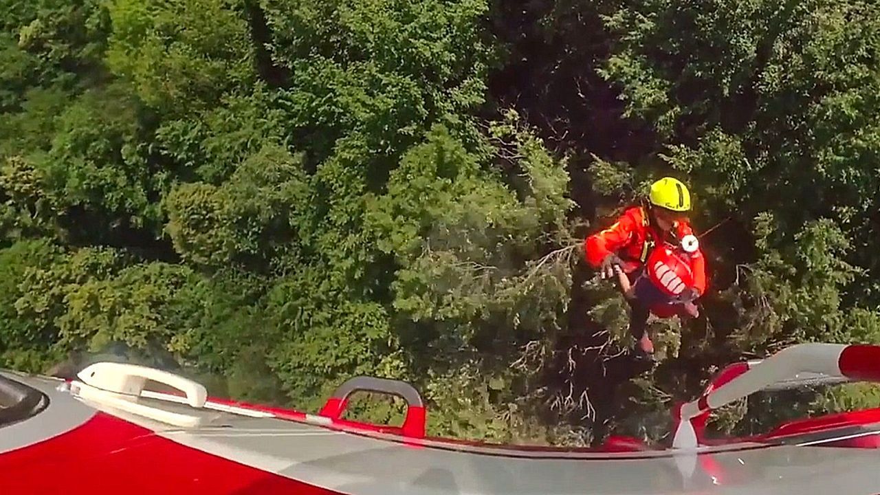 Video: In dichtem Wald verirrt: Hubschrauber-Crew bringt Frau in Italien in Sicherheit