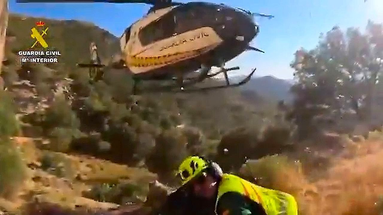 Video: Rescue helicopter hovers with precision to rescue injured paraglider on steep mountainside