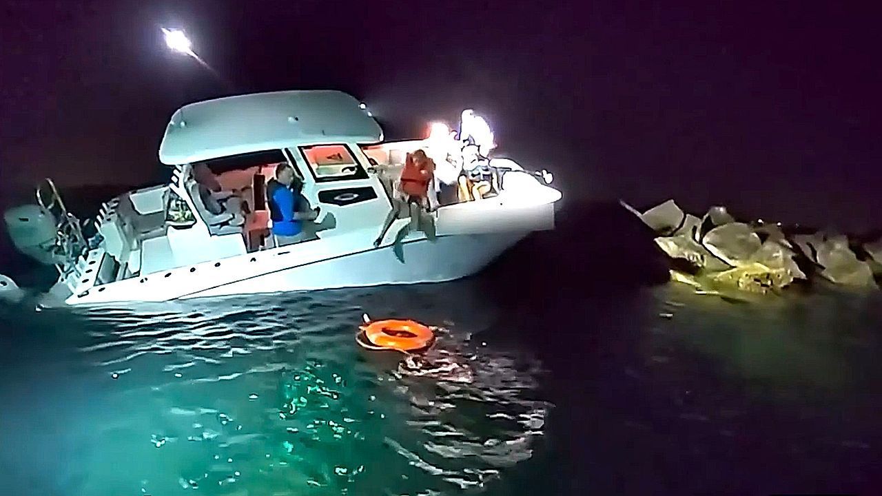 Auf-Felsen-aufgelaufen-Sieben-Menschen-aus-havariertem-Boot-in-Florida-geborgen