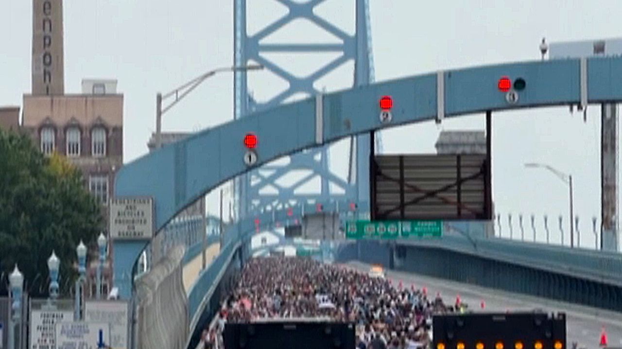 Crowds celebrate 100th anniversary of Benjamin Franklin Bridge in Pennsylvania