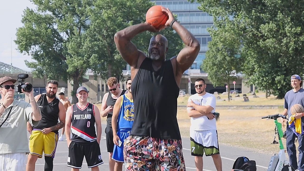 NBA legend Shaquille O'Neal shoots hoops with fans in Cologne