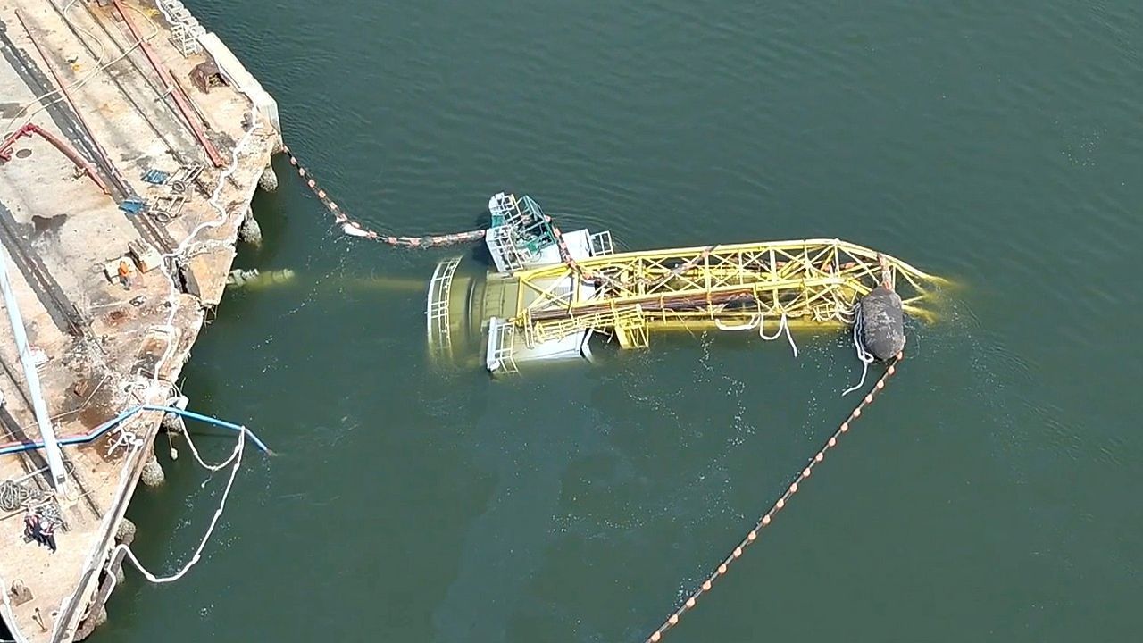 Collapse at the River: Shipyard crane falls into the Cooper River