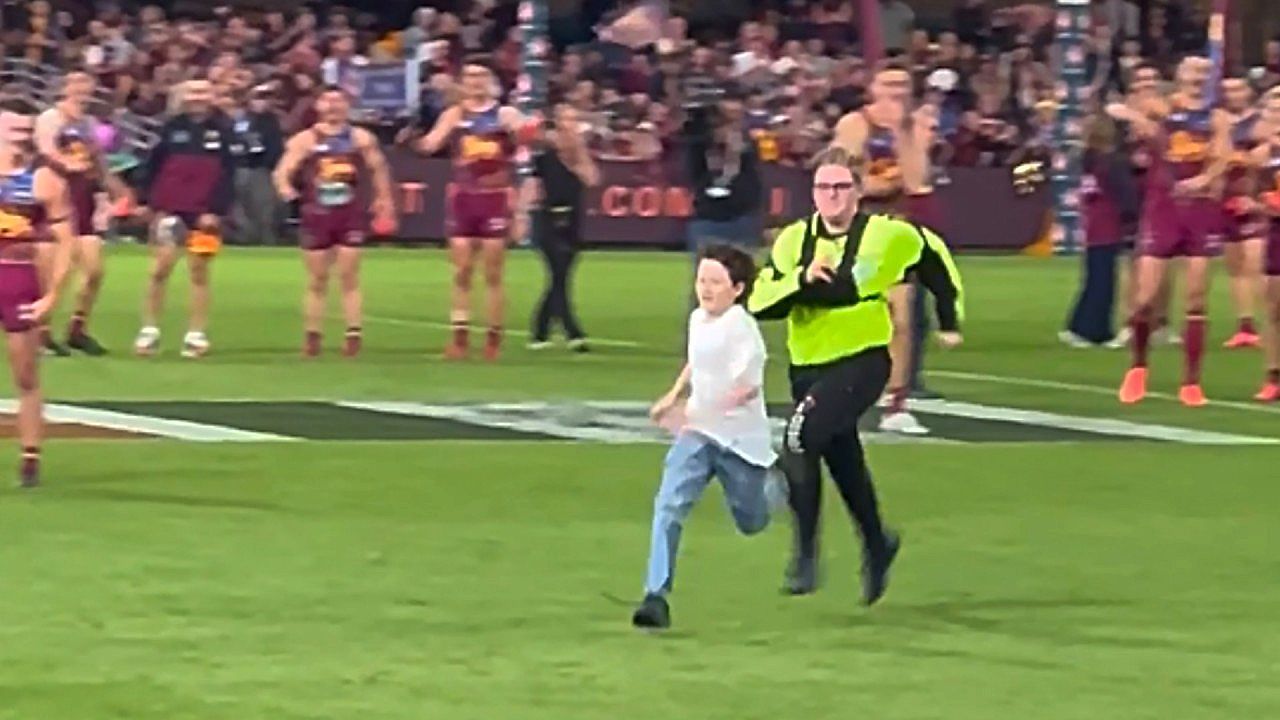 Video: Wachmann zum Narren gehalten: Kind flitzt durch Stadion in Brisbane