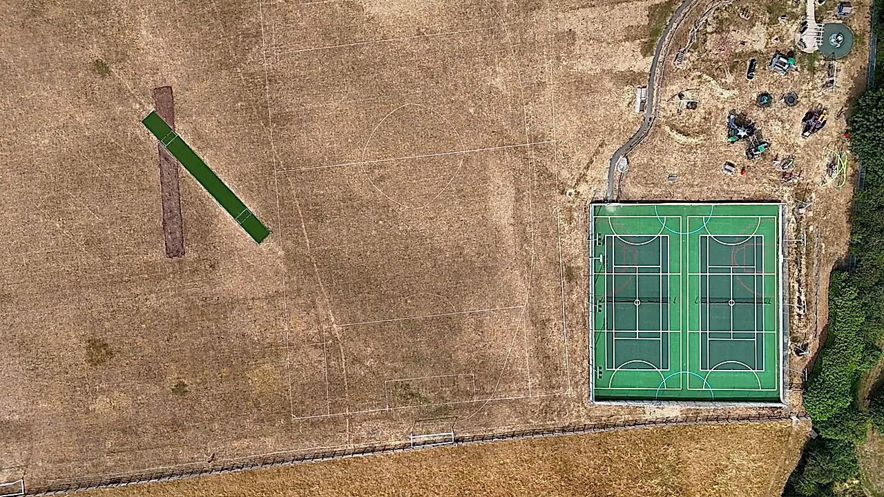Video: Drohne filmt vertrocknete Wiesen: Hitzewelle setzt Großbritannien zu