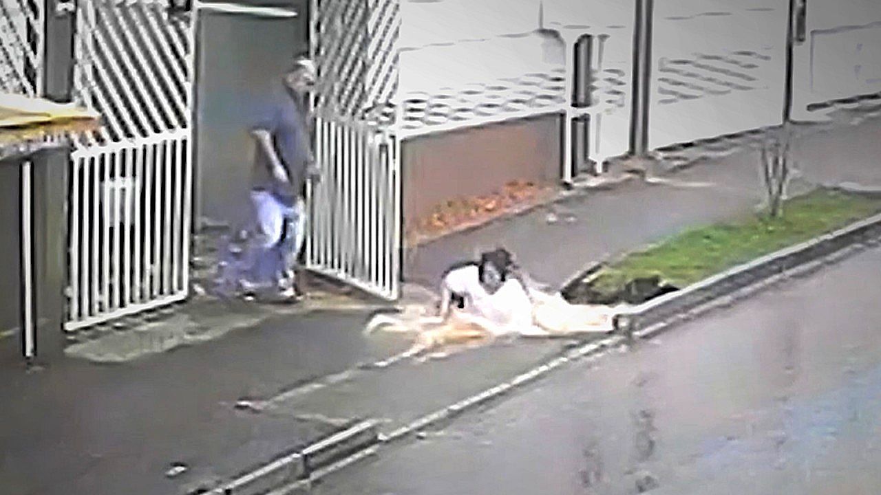 Video: Boden bricht ein: Frau versinkt in Gehweg in Brasilien