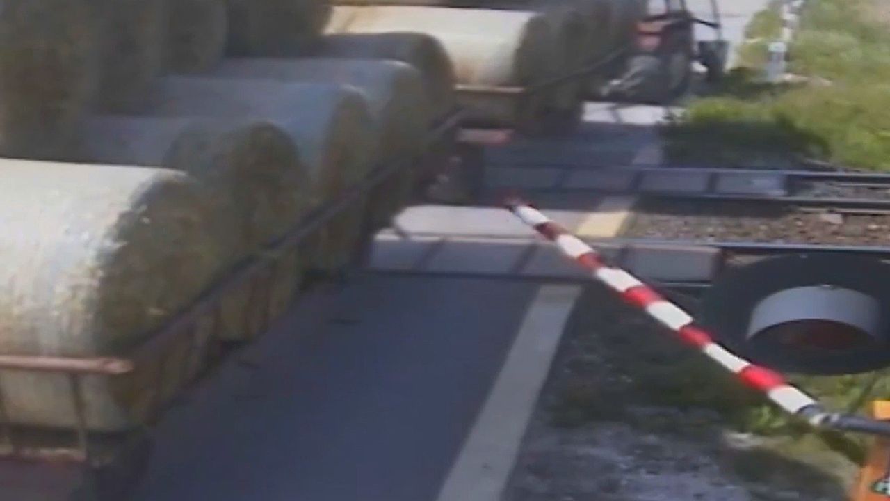 Video: Trotz Schranken aufs Gleis: Traktorfahrer mit Heuballen löst Zug-Crash in Polen aus