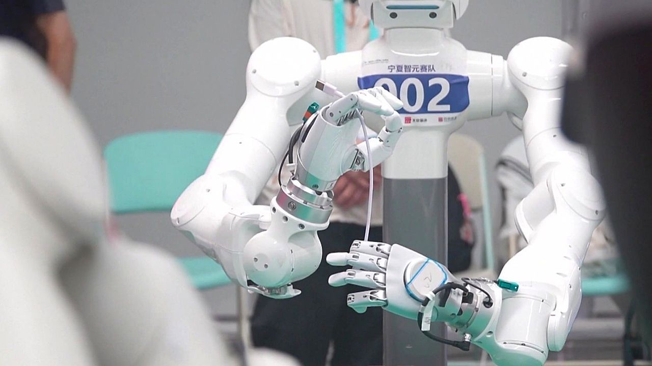 Video: Fingerspitzengefühl: Humanoide Roboter in Peking stecken Kabel um die Wette