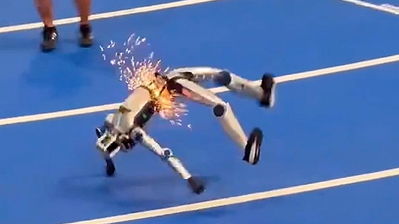 Video: Crash beim Testlauf: Roboter geht nach Sprint in Funken auf