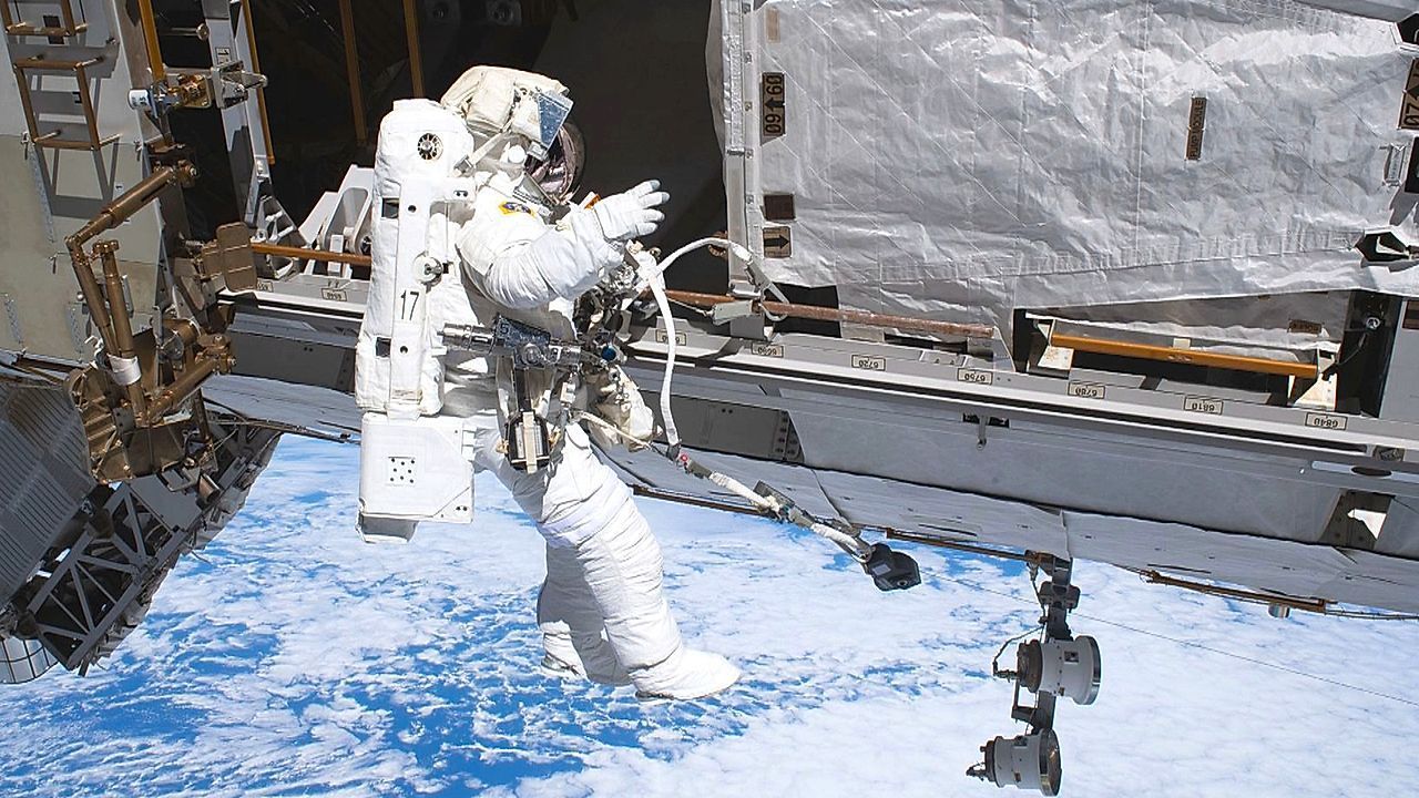 Video: Spiegelbild im All: NASA-Astronaut gelingt spektakuläres ISS-Selfie