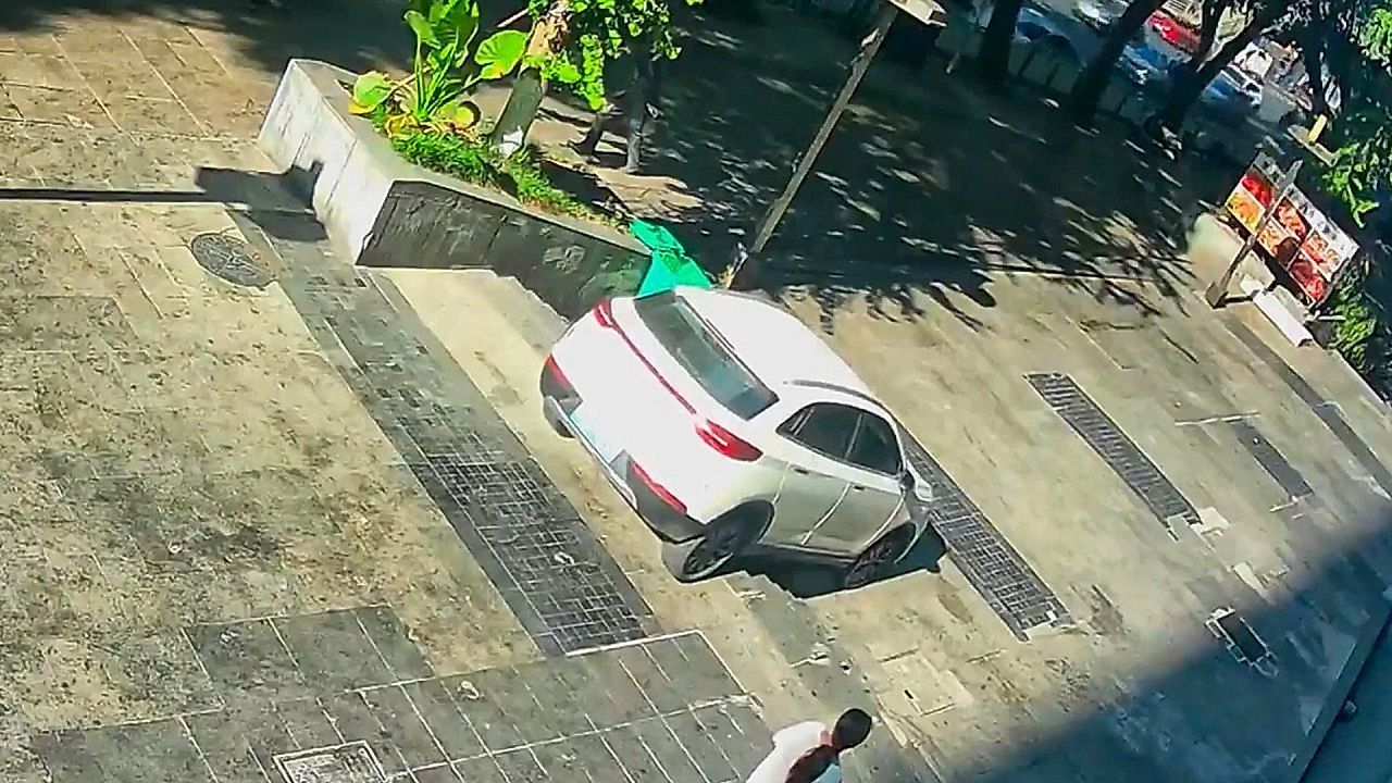 Video: Stubborn driver bumps his car down a staircase and tries to drive back up