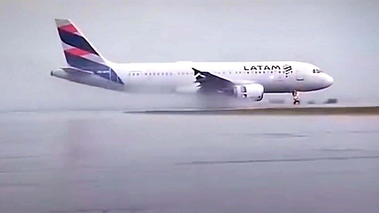 Video: Bei Starkregen: Airbus A320 rutscht in Brasilien von der Landebahn