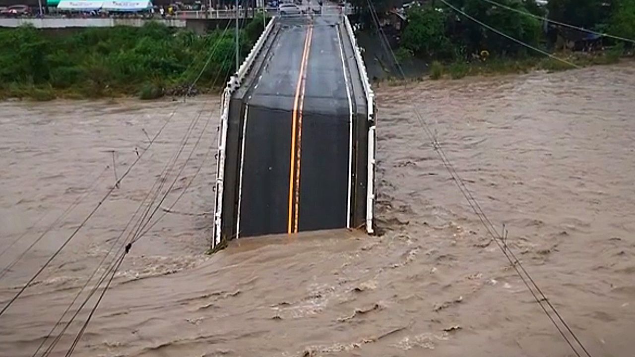Video: Menschen vermisst: Gewaltige Monsunfluten reißen Brücke auf den Philippinen entzwei