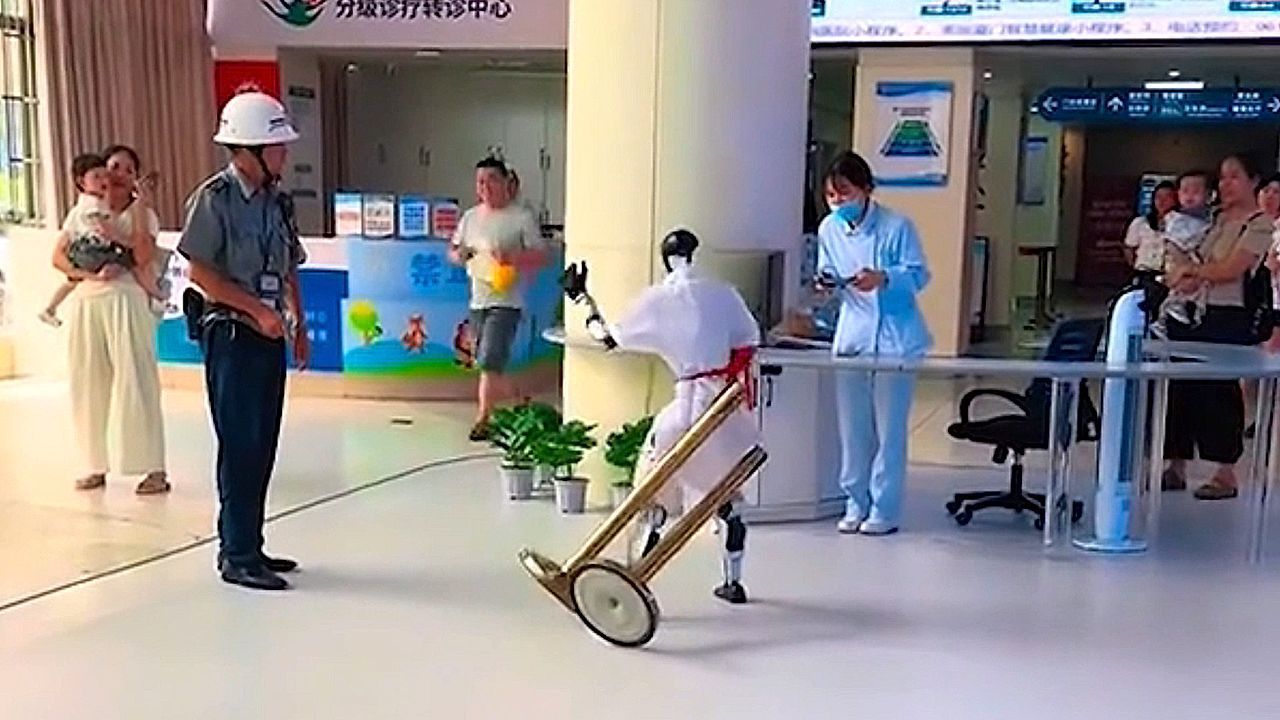 Video: Roboter wird zum Pflegefall: Roboter-Hilfskraft im Krankenhaus verheddert sich