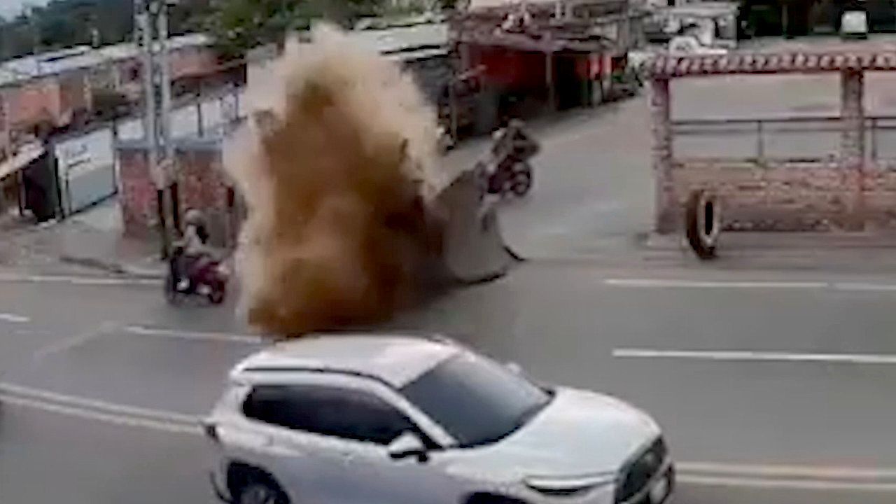 Video: Explosion unter dem Asphalt: Wasserfontäne erfasst Autos in Venezuela