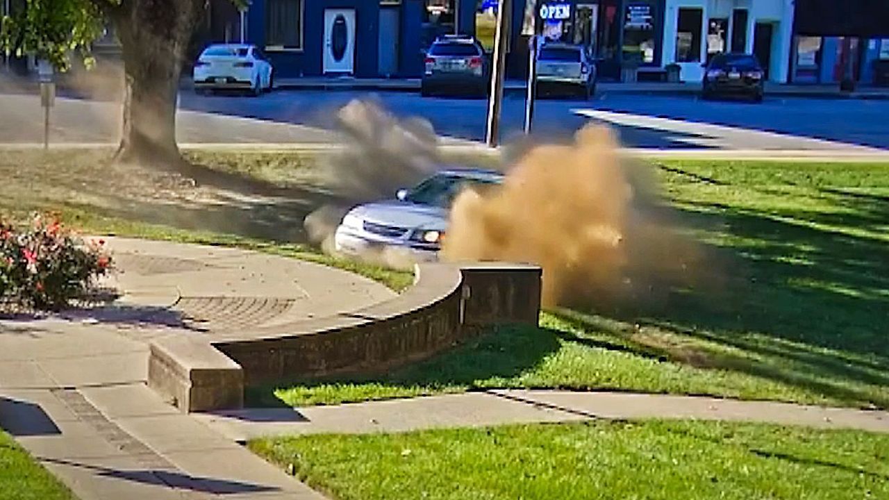 Video: Donuts vor dem Gericht: 68-Jährige dreht Runden auf Rasen vor Gericht