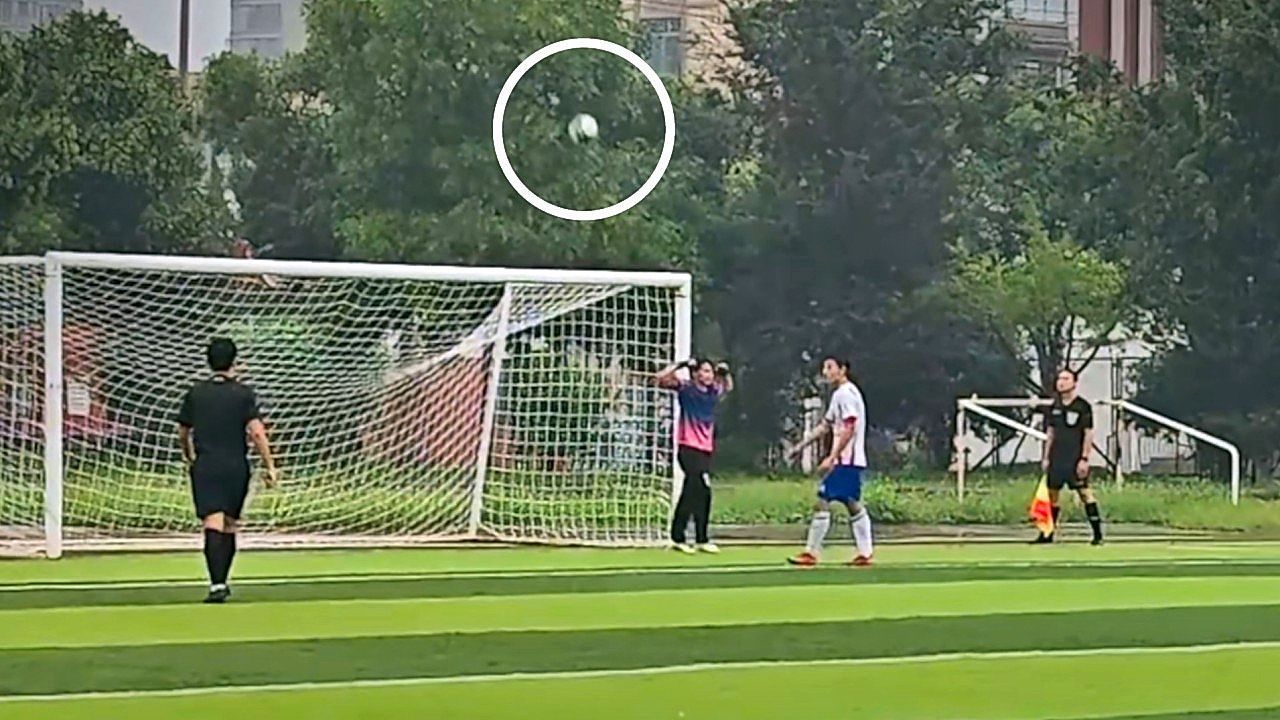 Video: Nach Latten-Elfmeter zu früh gejubelt: Torwart verlässt sein Tor – mit Folgen