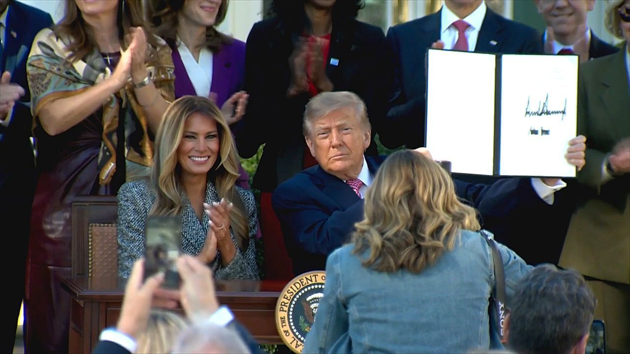 Video: Trump signs executive order for Melania's White House Women's Health Task Force