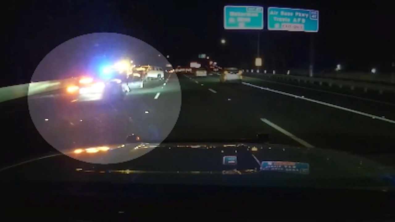 Video: Trotz „Full Self-Driving“: Tesla rast an gesperrter Unfallstelle in Streifenwagen