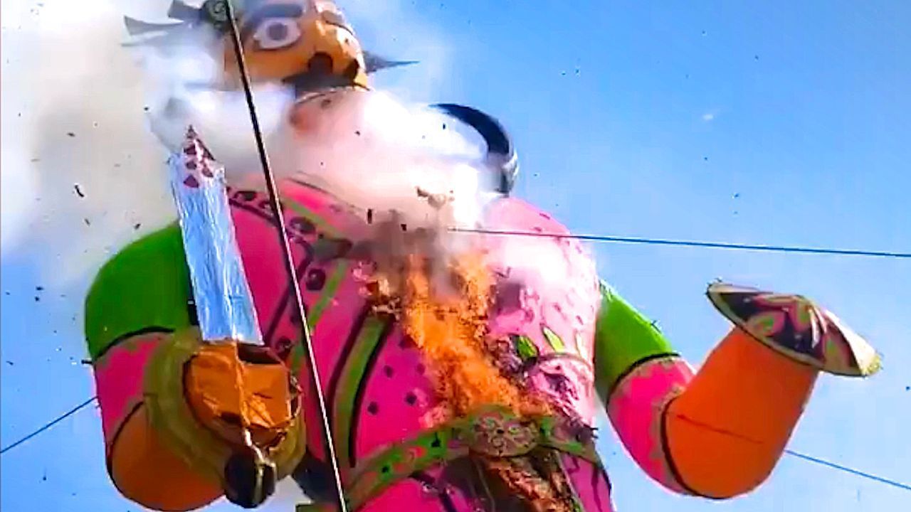 Video: Kurzschluss vor Dussehra: Riesige Ravana-Figur geht in Indiens Hauptstadt in Flammen auf