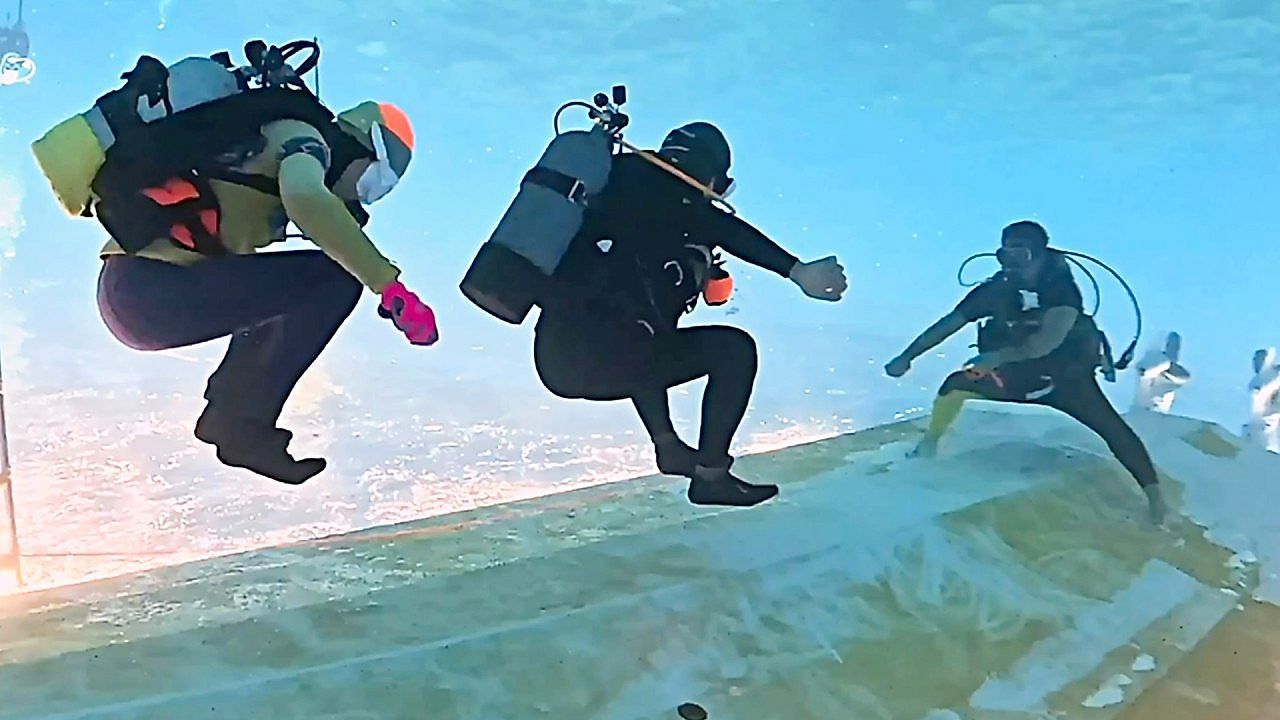Daredevil divers attempt upside-down jump rope on the seabed off Japan