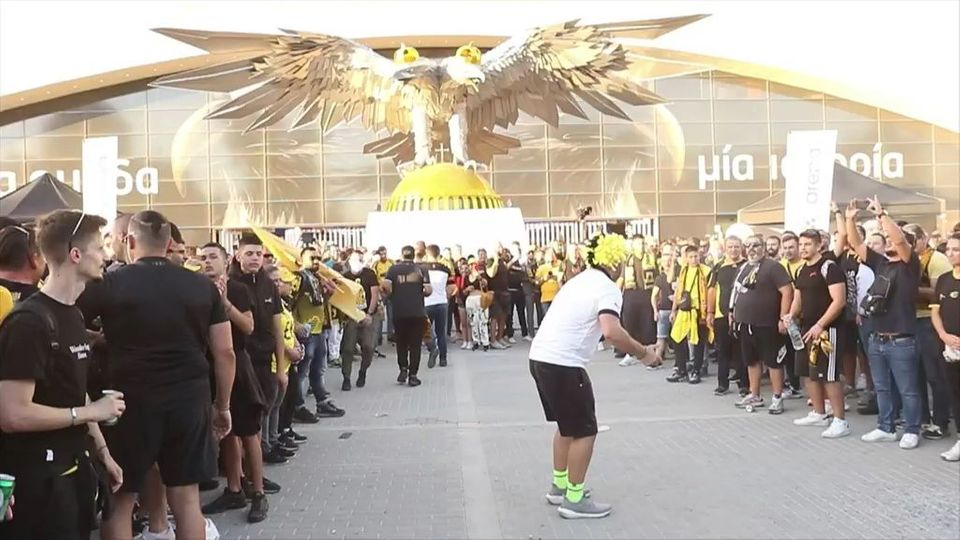 Λαοθάλασσα στον Δικέφαλο – Χαμός στην μπουτίκ (VIDS)