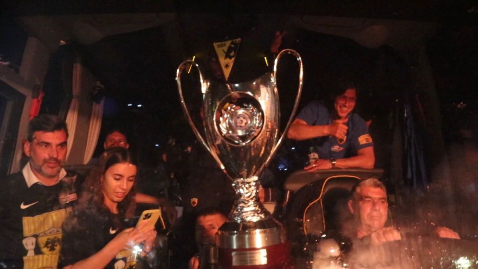 Αποθεώθηκε ο Αλμέιδα απ’ τους φίλους της ΑΕΚ (VID)