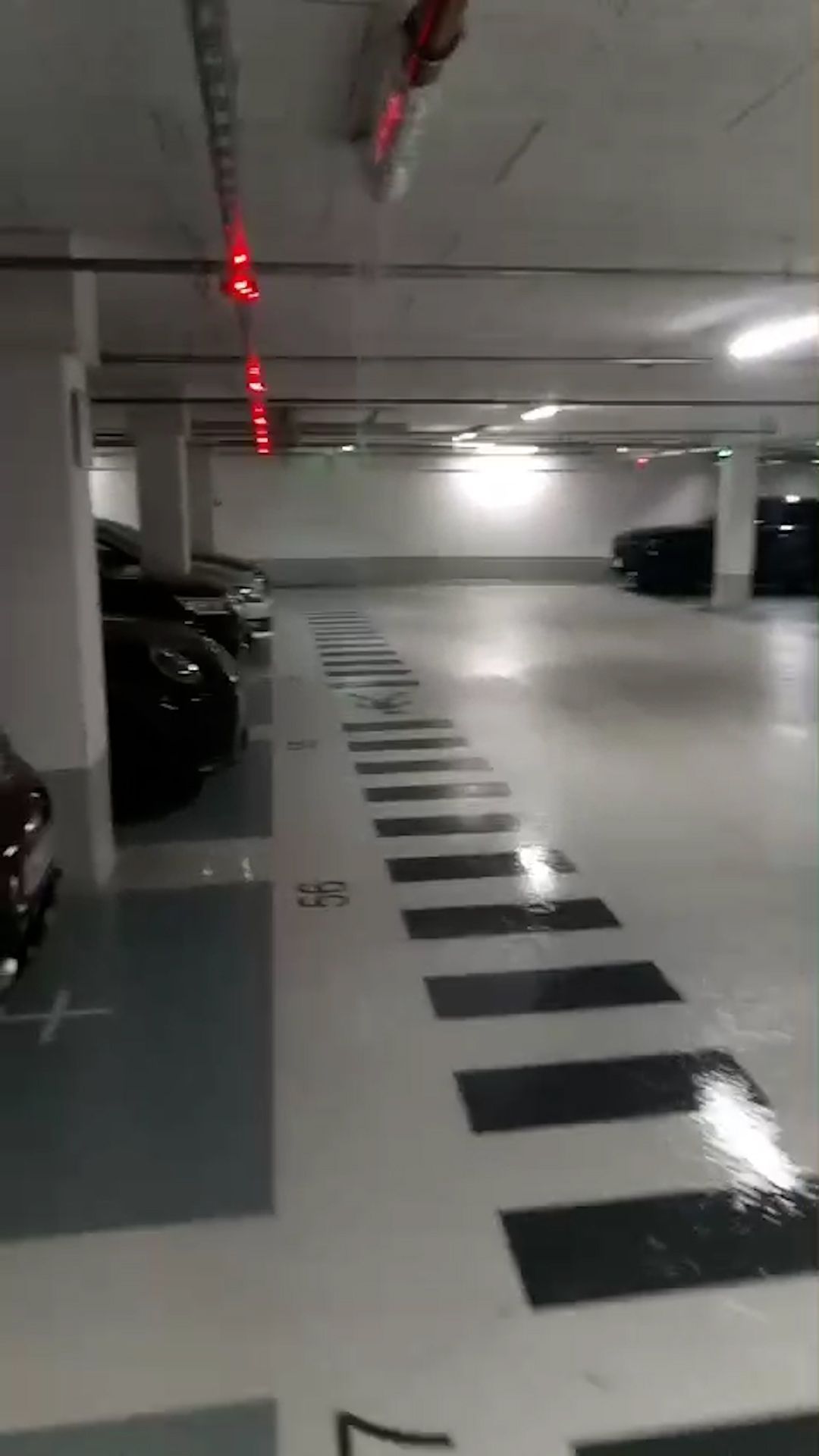 Video: Stuttgarter Brunnen läuft leer: Tausende Liter Wasser in Tiefgarage
