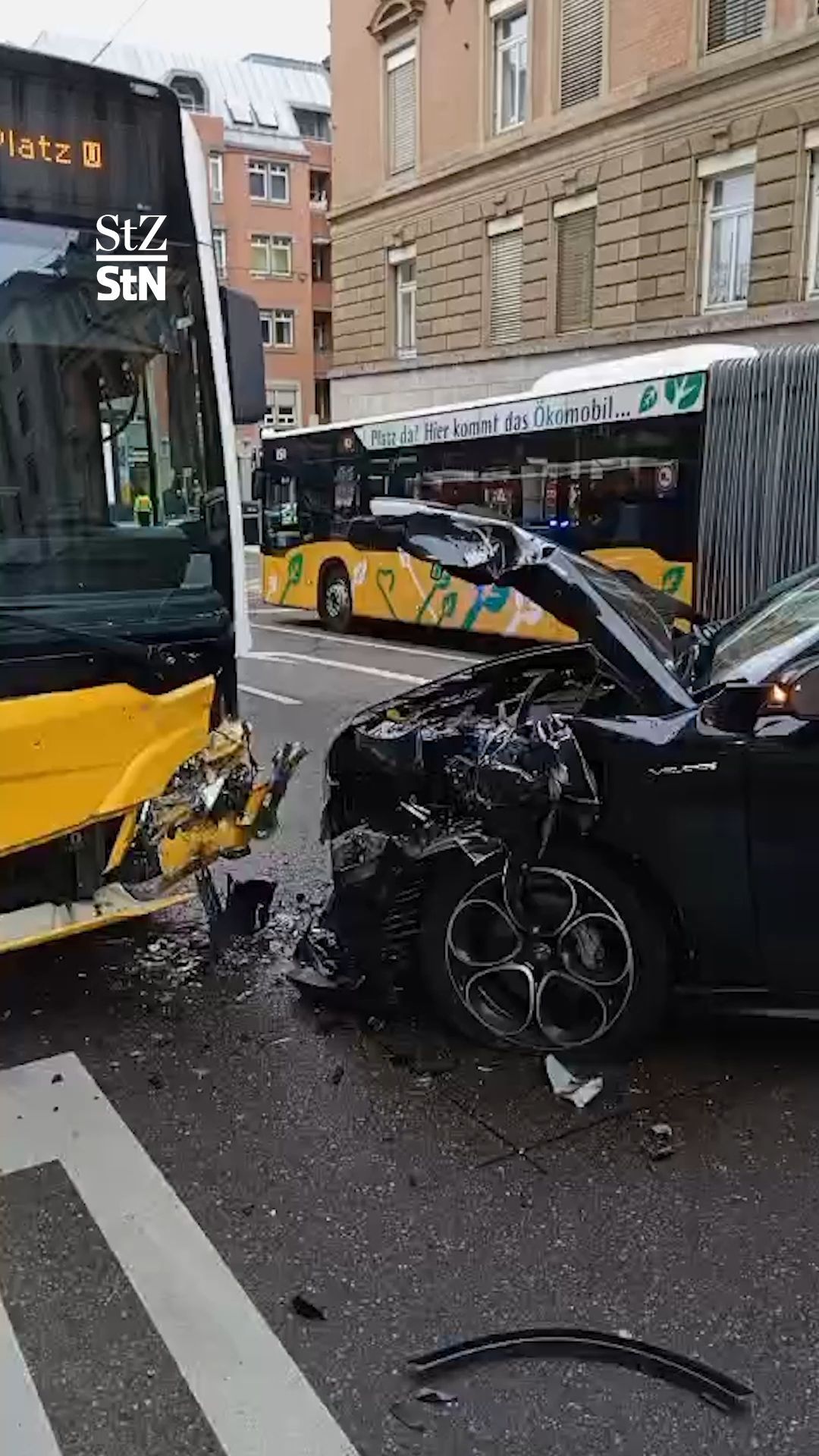 Video: Bus der Linie 42 kollidiert mit Auto