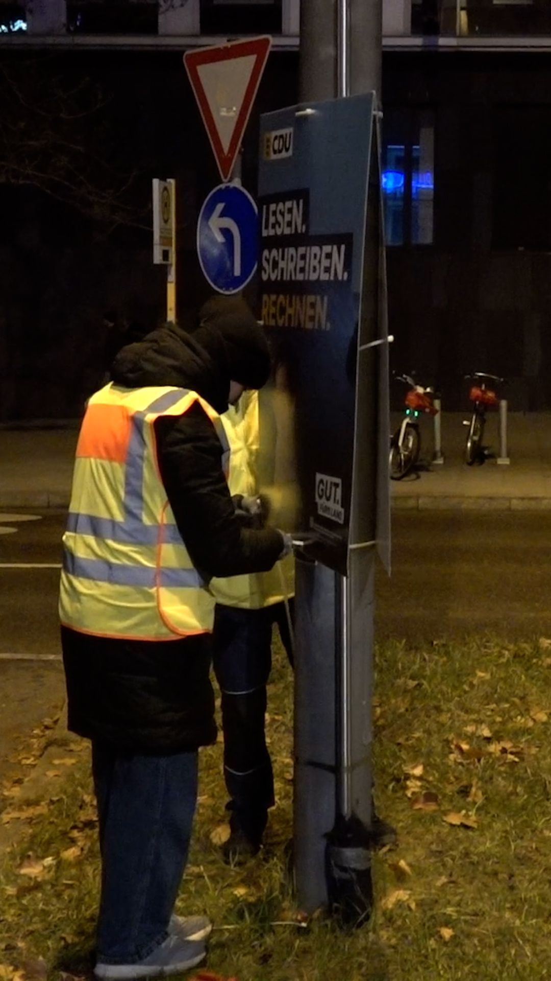 Video: Parteien hängen Wahlplakate in Stuttgart auf