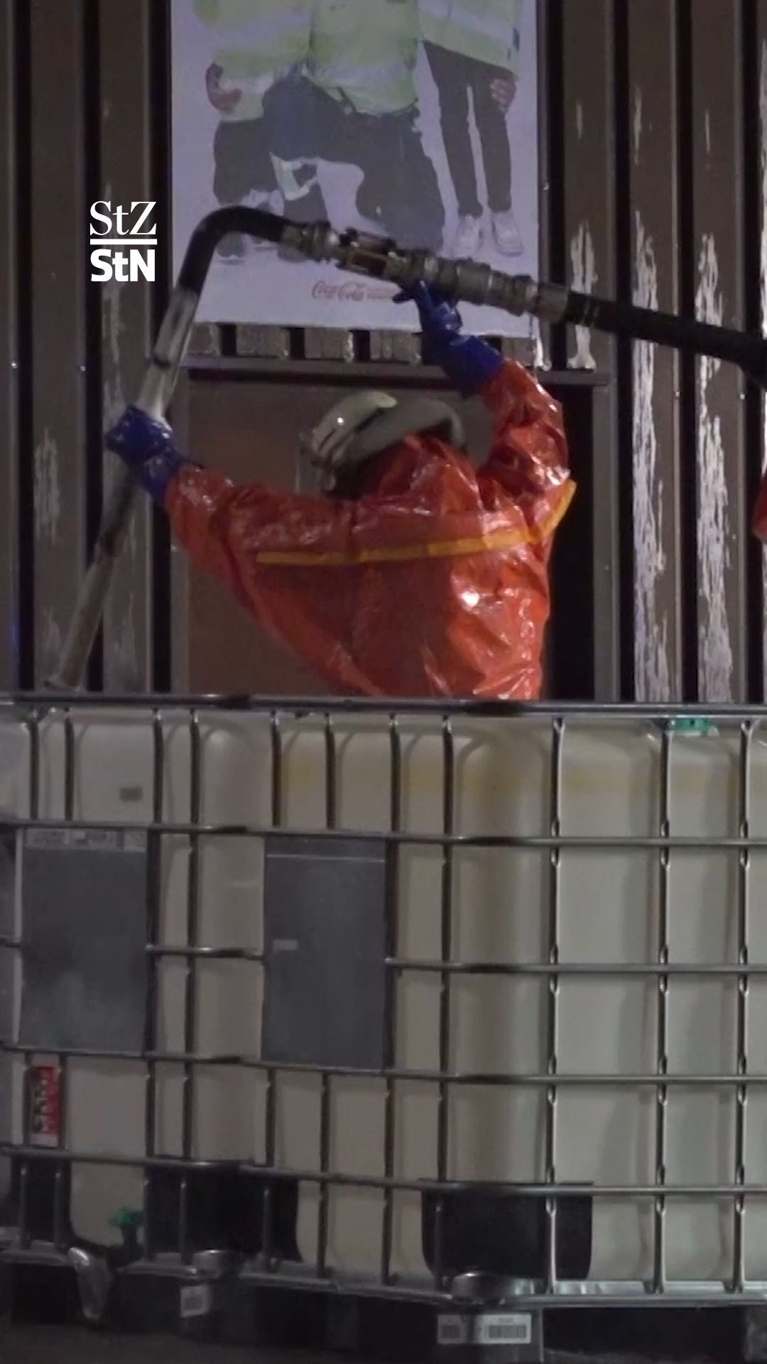 Video: 11.000 Liter Natronlauge ausgelaufen – Feuerwehr rückt mit Gefahrgutzug aus