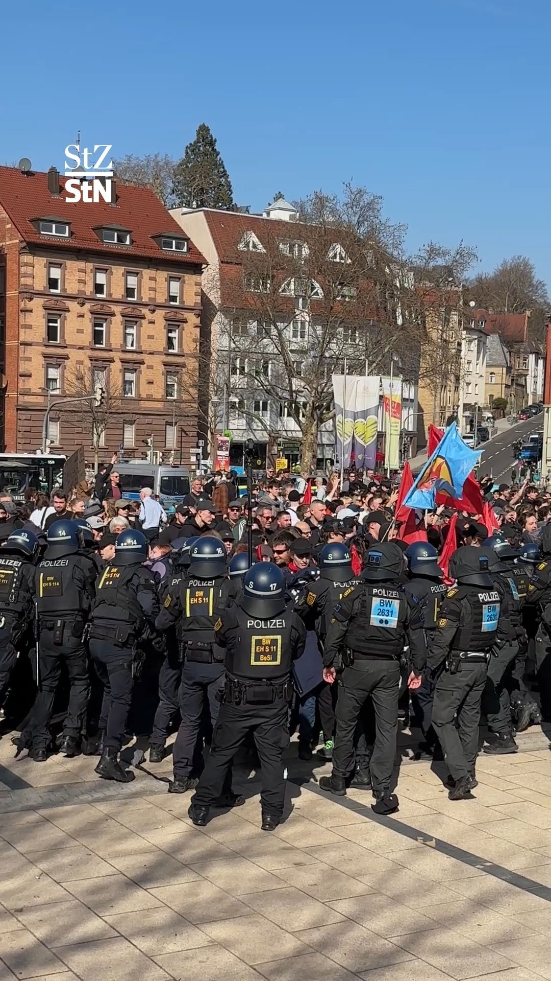 Video: Rechte Demo in Stuttgart: Polizeieinsatz bei Gegendemonstration – 200 Menschen über Stunden eingekesselt