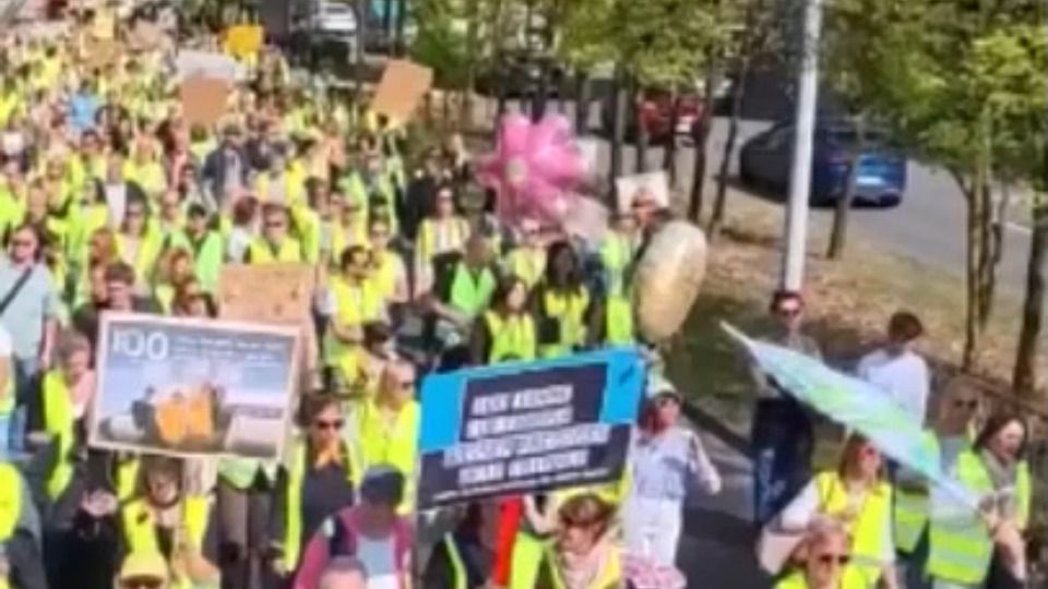 Video: Lufthansa feiert Jubiläum – draußen eskalieren die Streiks