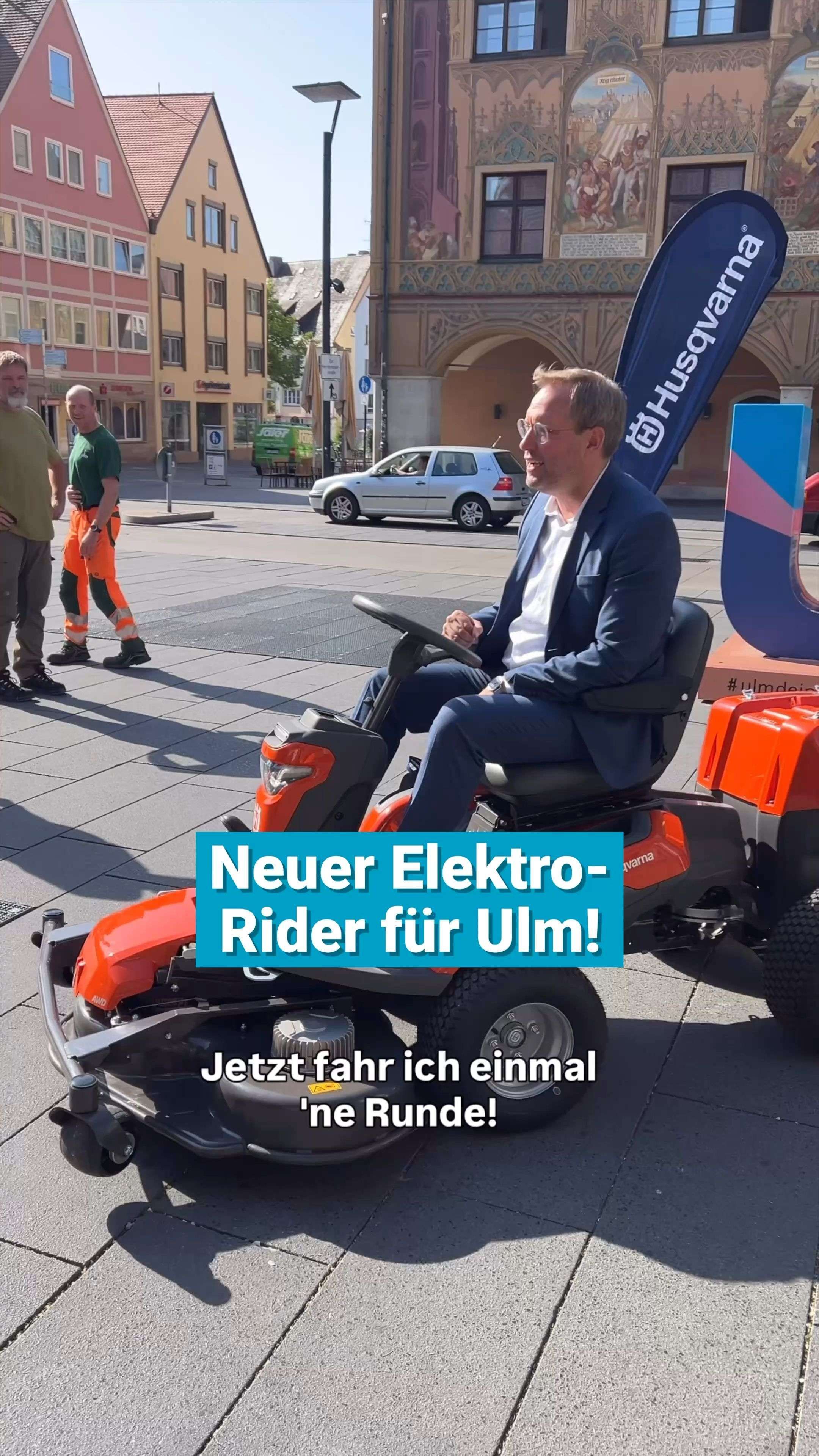 Video: Ulms Oberbürgermeister Martin Ansbacher testet den neuen Elektro-Rasenmäher